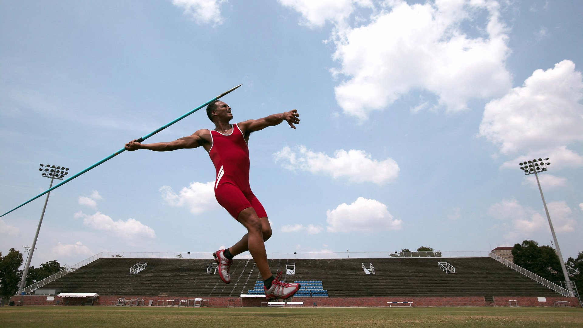 _全景天幕运动秀：光影雕塑之间的运动盛宴_，全景天幕夏天会不会很晒