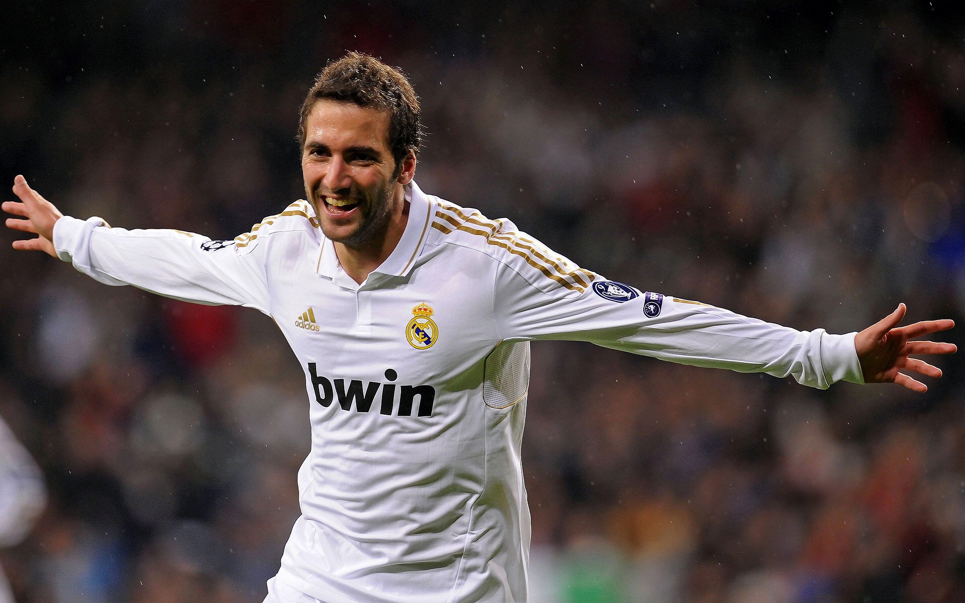 女足比赛中，中国队员郑某实力出众，中国女足被球迷亲切的称为